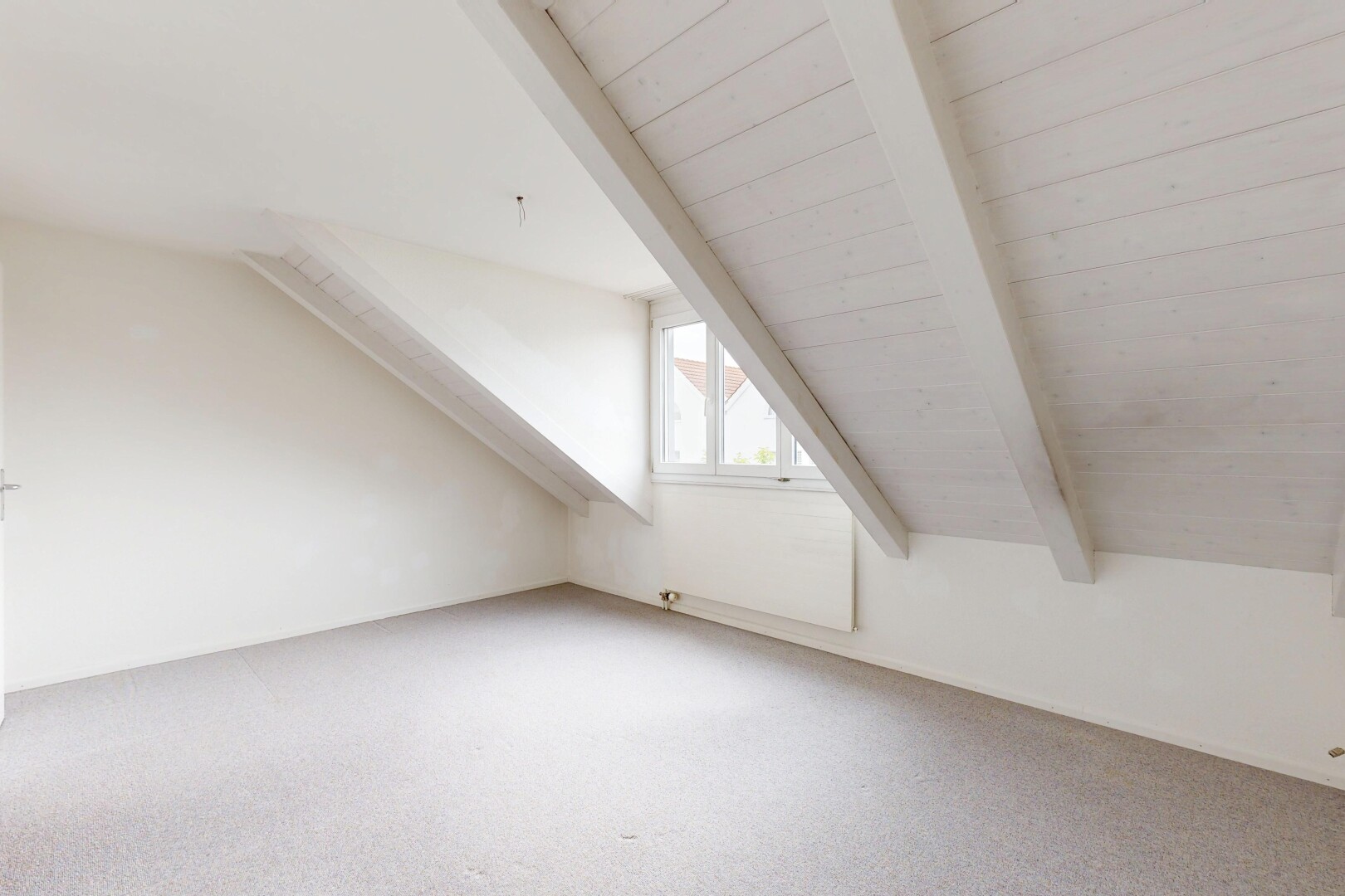leerer raum mit dachschräge, vaulted ceiling, balkendecke, beamed ceiling, und gipskartonwand