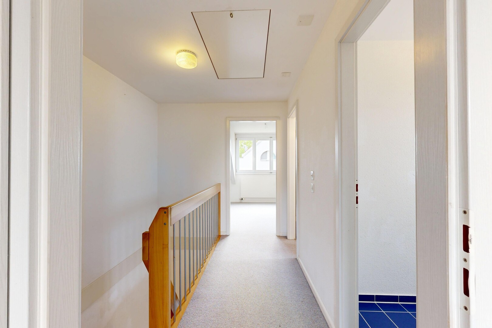 halle / korridor mit klapptreppe, inside property, drywall, gipskartonwand, und carpet