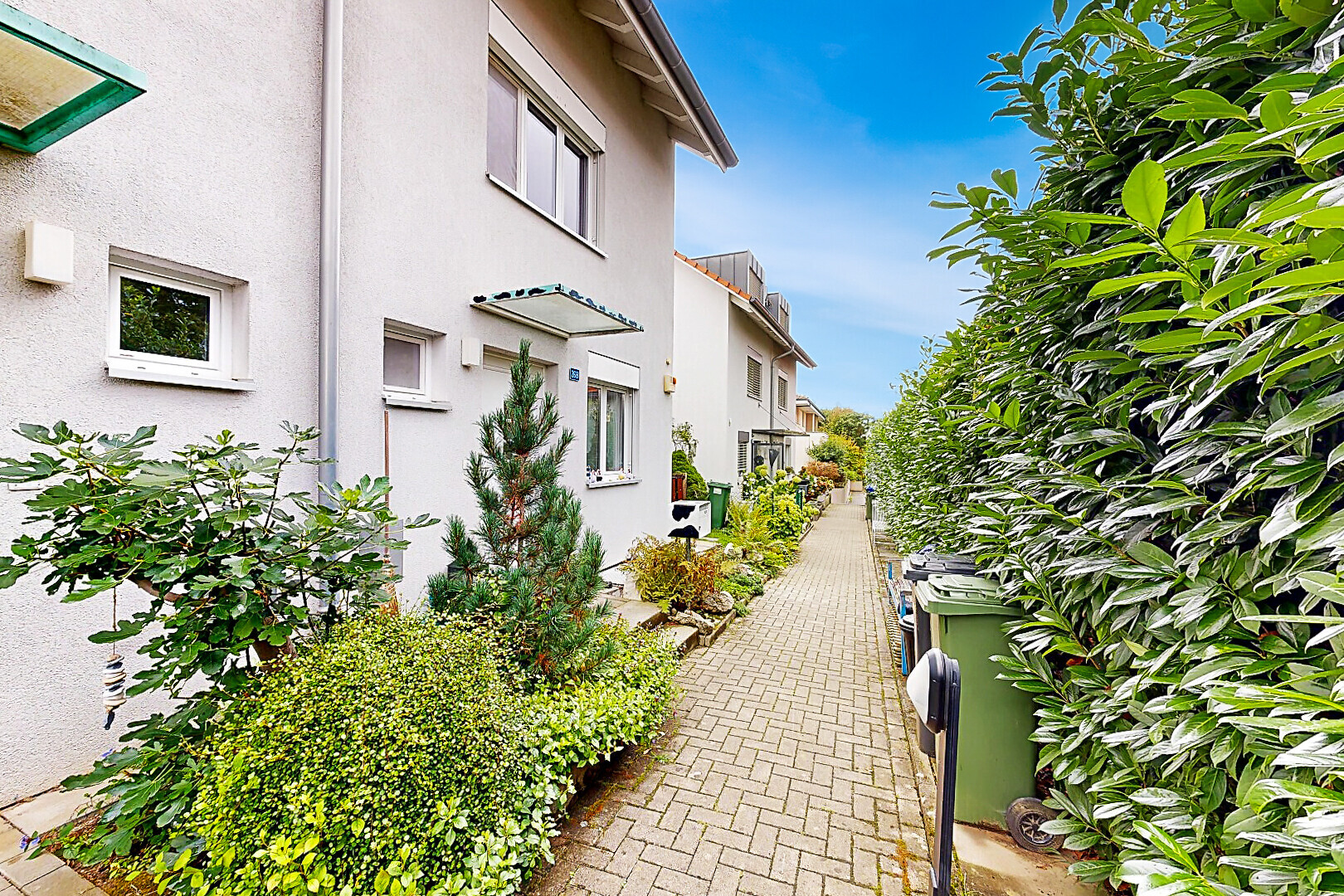 außenansicht mit property visible, stuckverkleidung, und day time