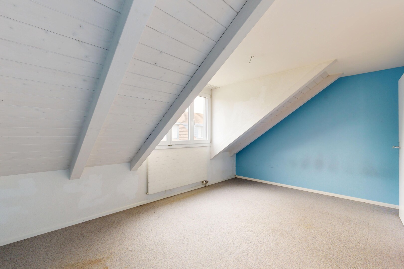 leerer raum mit vaulted ceiling, dachschräge, low ceiling, niedrige decke, und beamed ceiling