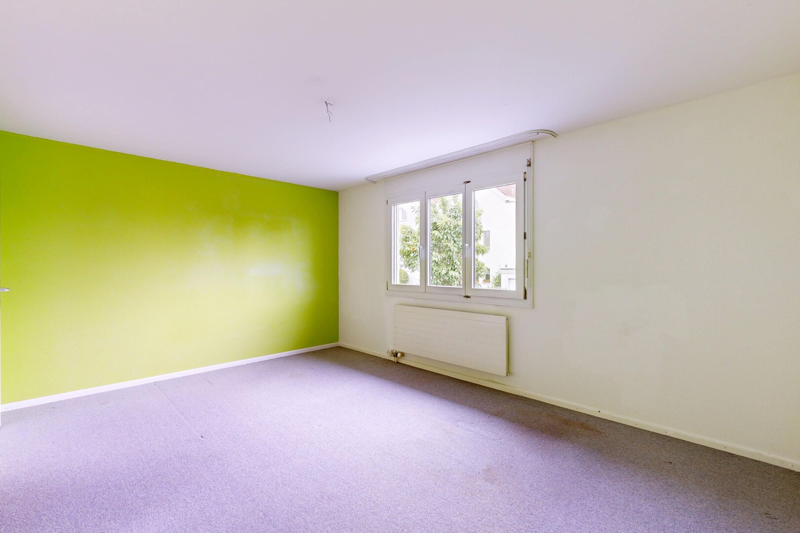 leerer raum mit drywall, gipskartonwand, natural light, natürliches licht, und carpet