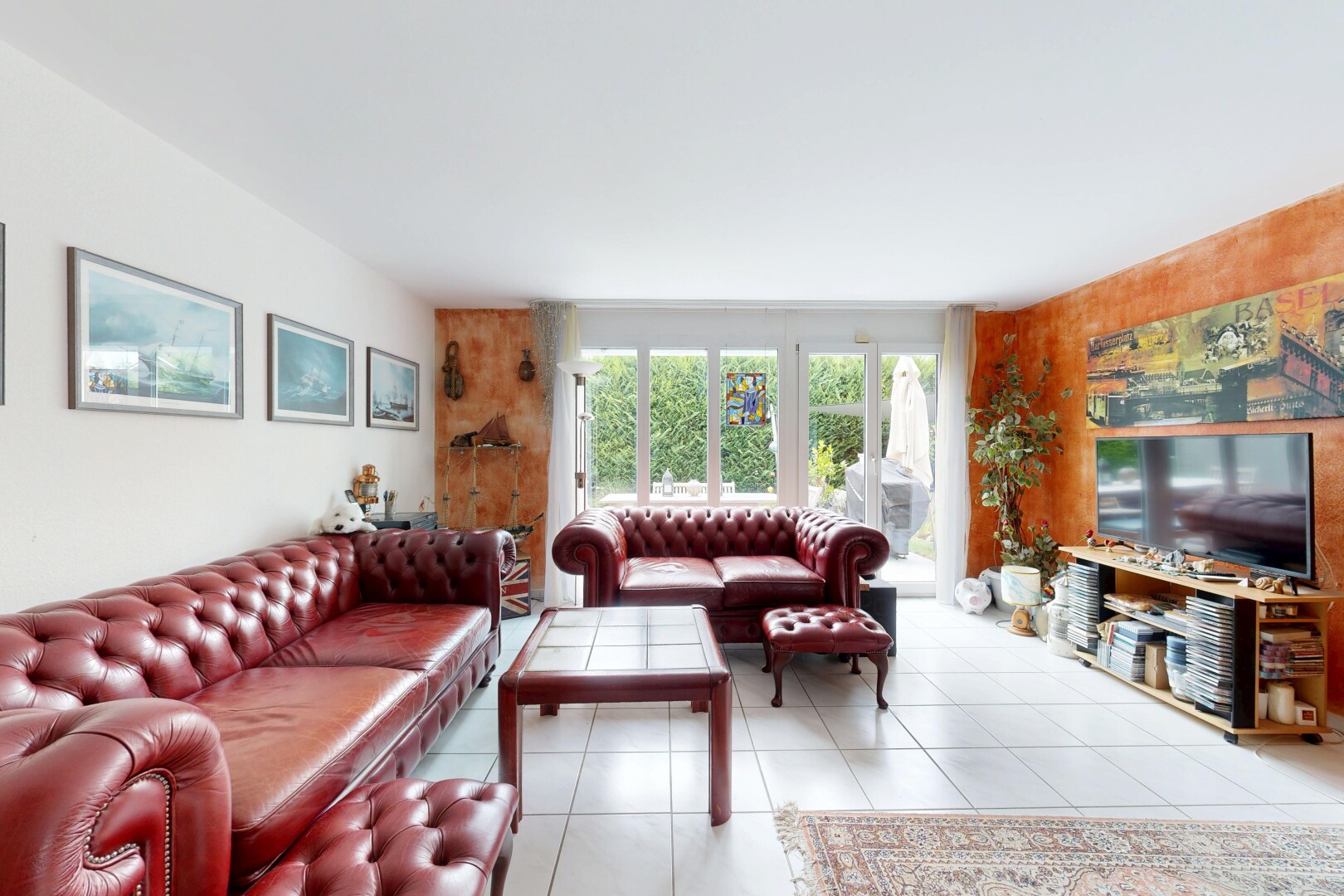 wohnzimmer mit fernseher, inside property, natürliches licht, natural light, und fliesenboden