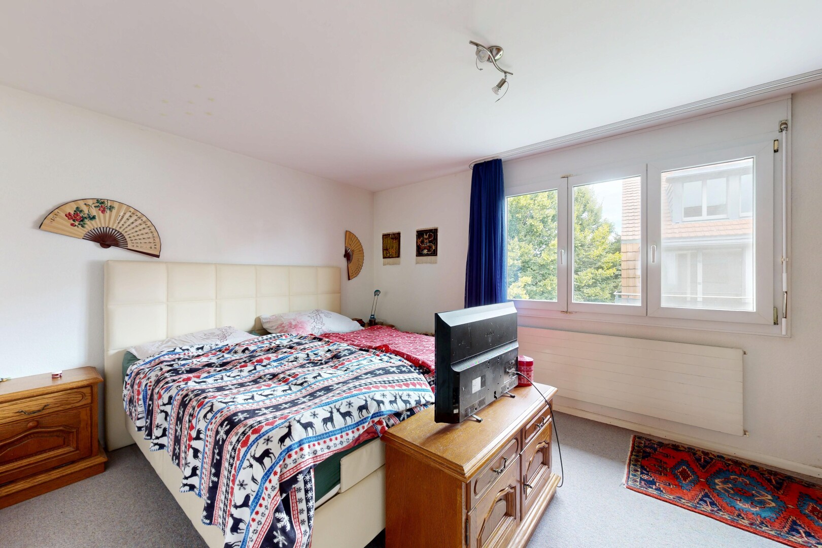 zimmer / schlafzimmer mit inside property, gipskartonwand, drywall, natürliches licht, und natural light