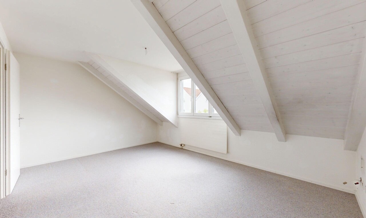 leerer raum mit dachschräge, vaulted ceiling, balkendecke, beamed ceiling, und gipskartonwand
