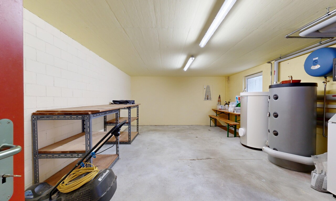 innenraum mit betonboden, concrete floor, wasserkocher, inside property, und unfinished concrete floor