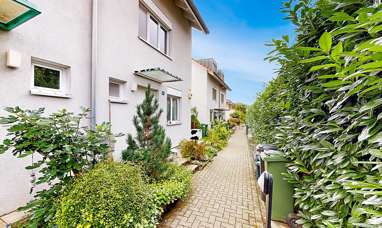 außenansicht mit property visible, stuckverkleidung, und day time