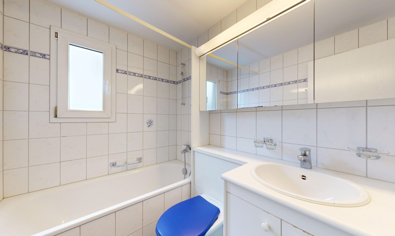 bad mit schminktisch, spiegel, tile wall, fliesenwand, und komplettes badezimmer