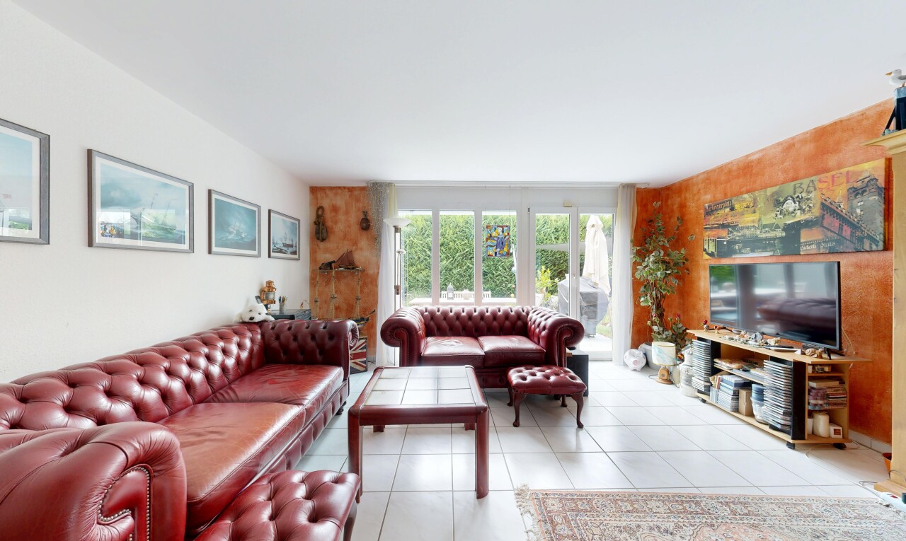wohnzimmer mit fernseher, inside property, natürliches licht, natural light, und fliesenboden