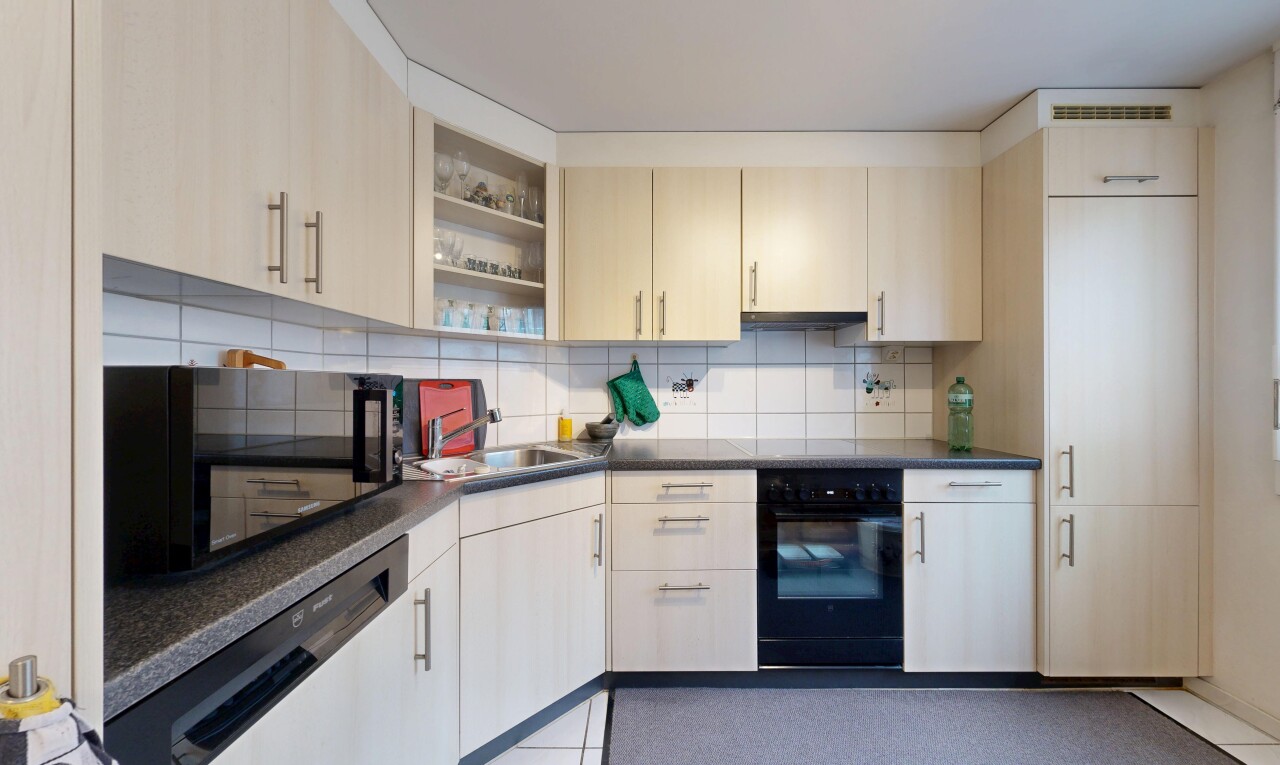 küche mit arbeitsplatten, mikrowelle, offene regale, ofen, und inside property