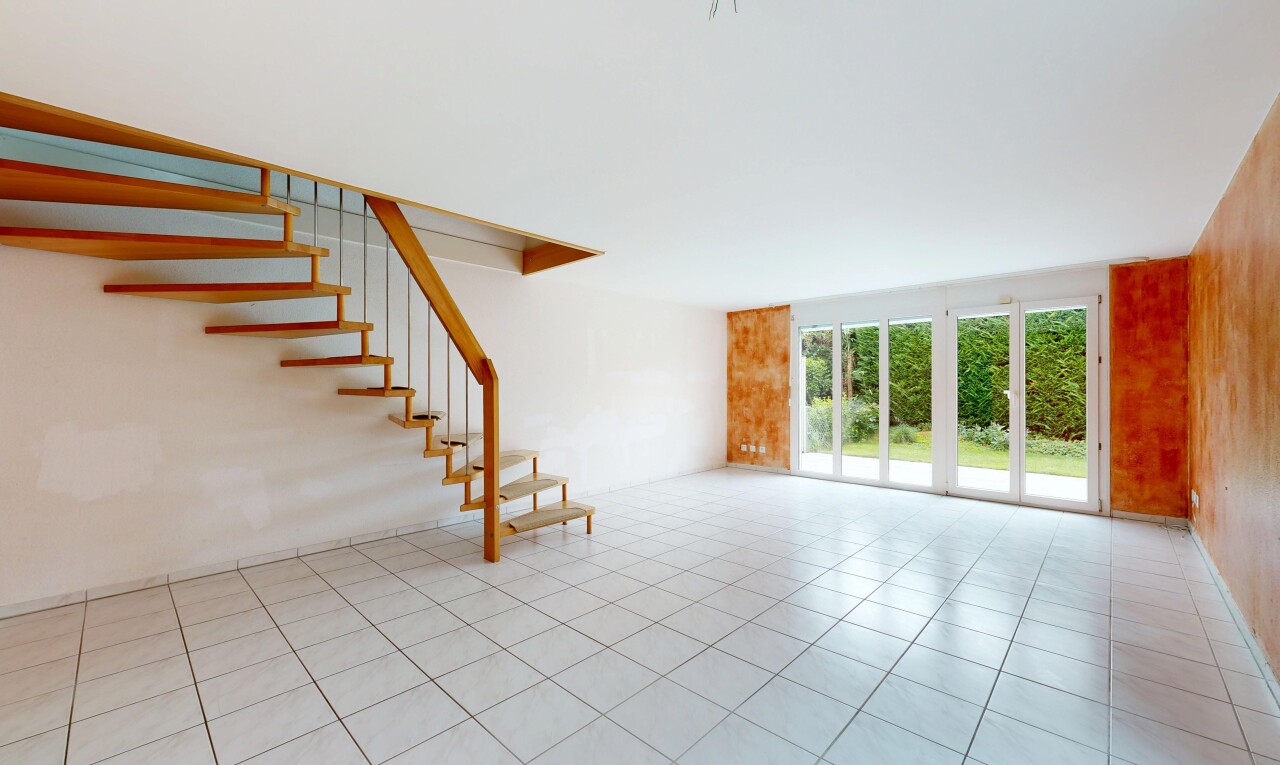 leerer raum mit drywall, gipskartonwand, treppen, light floor, und natural light