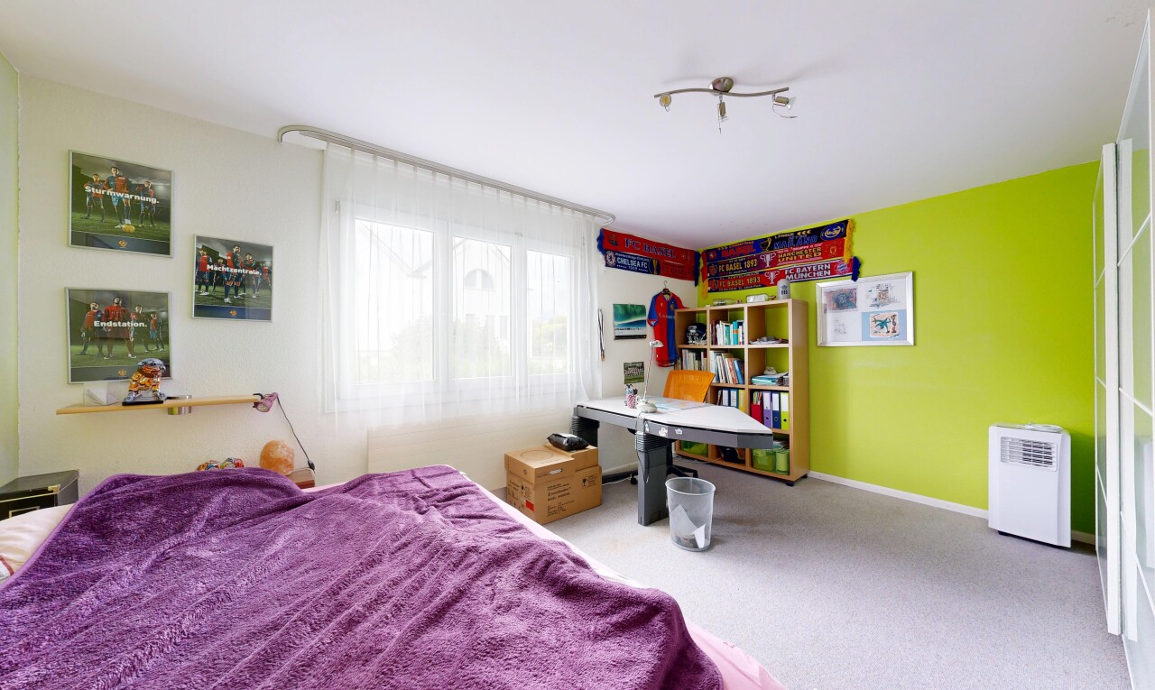 zimmer / schlafzimmer mit natürliches licht, natural light, gipskartonwand, drywall, und inside property