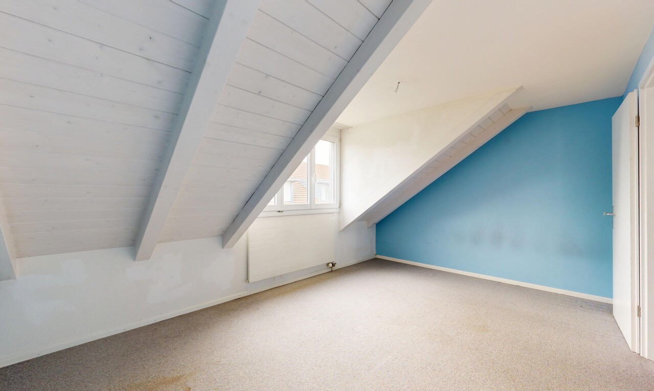 leerer raum mit vaulted ceiling, dachschräge, low ceiling, niedrige decke, und beamed ceiling