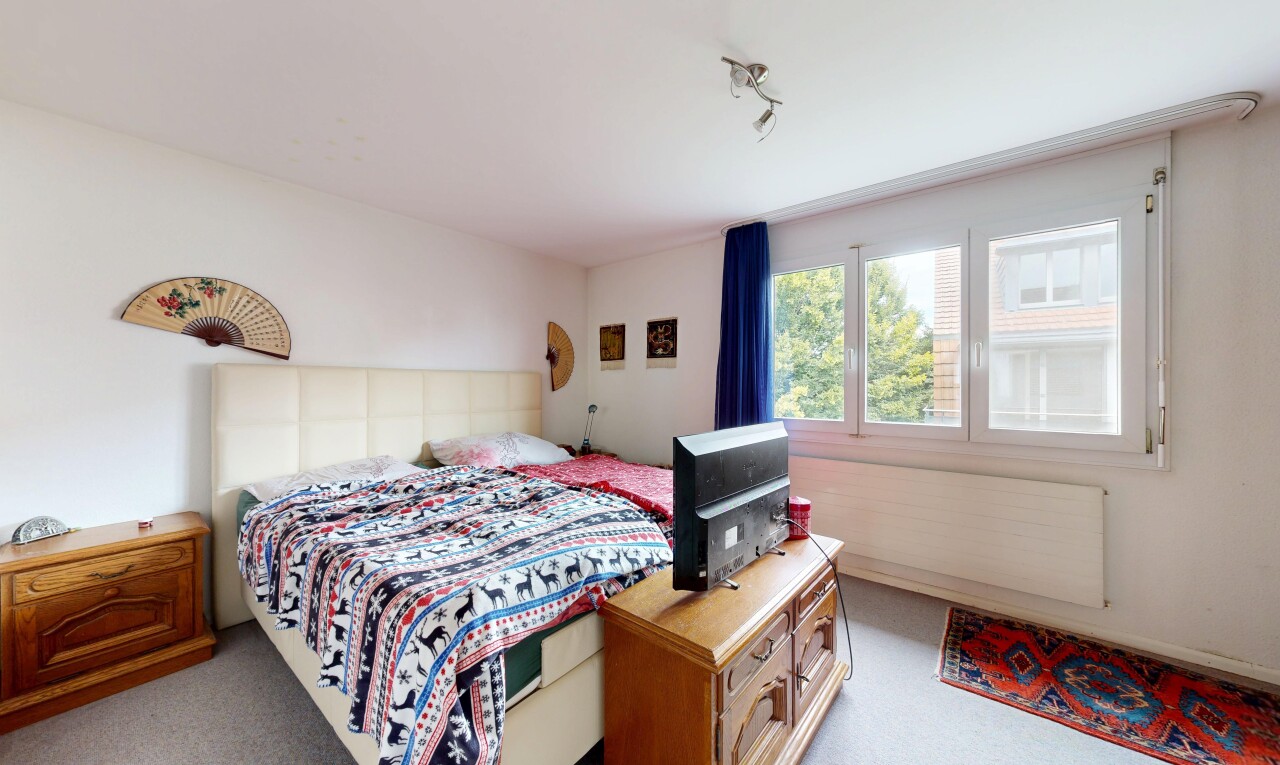 zimmer / schlafzimmer mit inside property, gipskartonwand, drywall, natürliches licht, und natural light