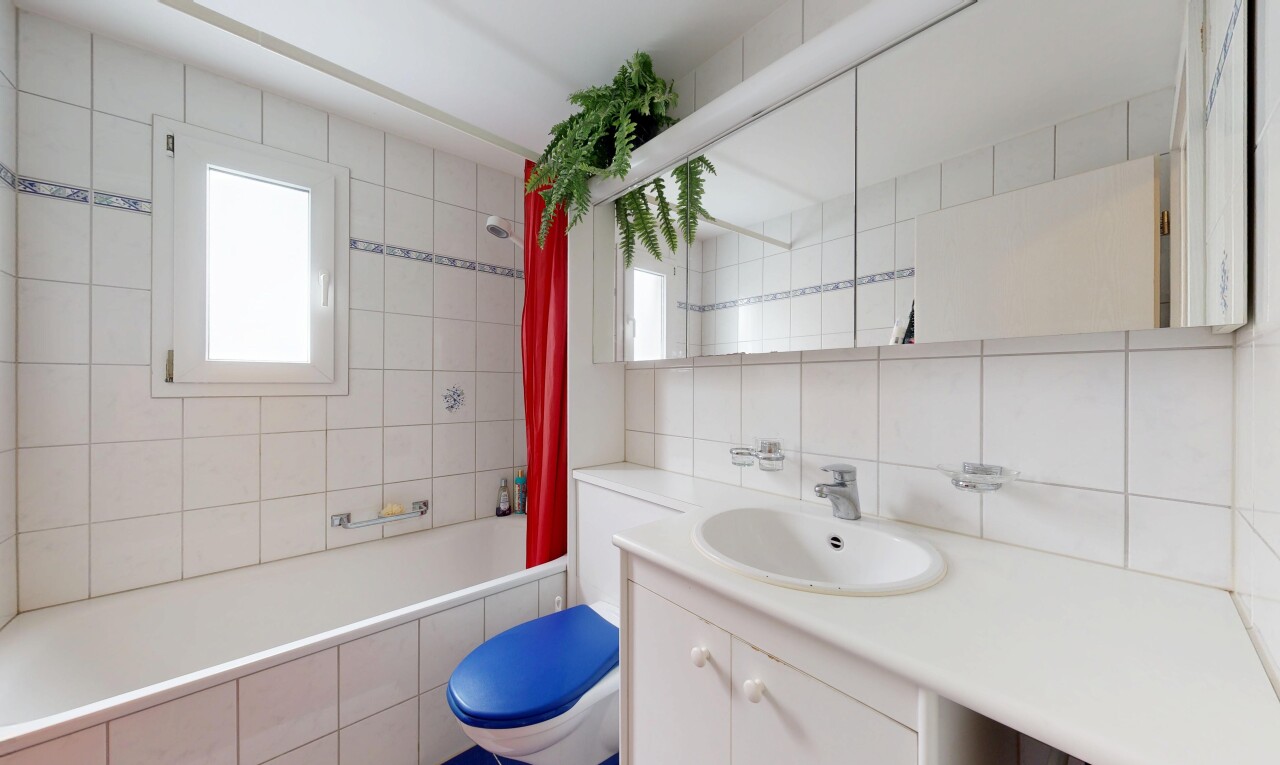 bad mit tile tub, kombiniertes bad / dusche, inside property, spiegel, und komplettes badezimmer