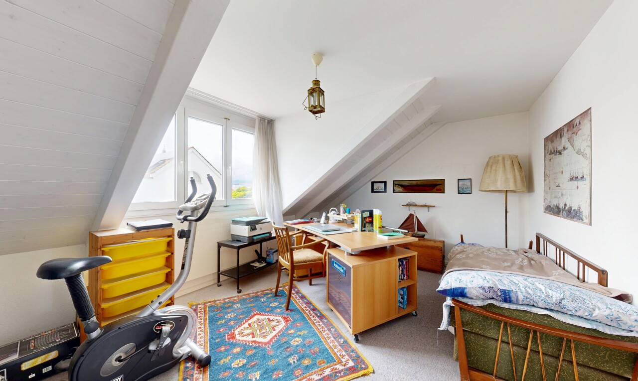 zimmer / schlafzimmer mit zusätzliches zimmer, gipskartonwand, drywall, inside property, und natürliches licht