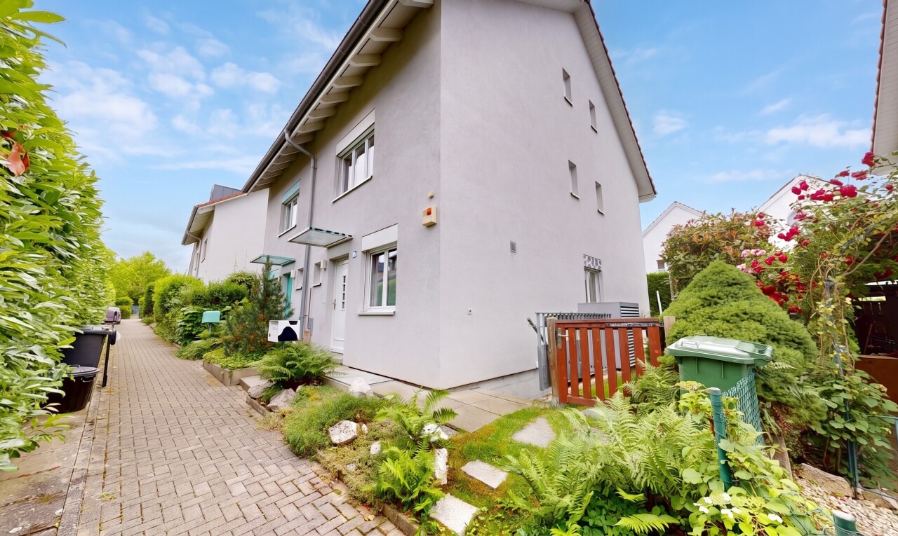 außenansicht mit stuckverkleidung, day time, und property visible