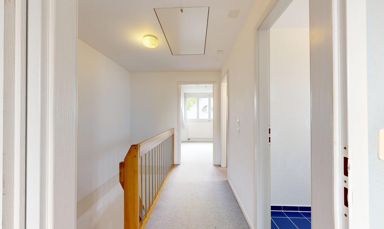 halle / korridor mit klapptreppe, inside property, drywall, gipskartonwand, und carpet