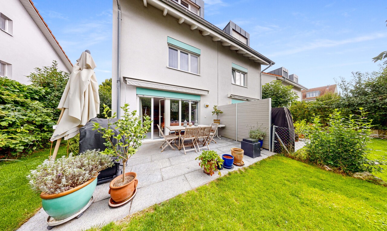 außenansicht mit stuckverkleidung, property visible, day time, rasen, und terrasse