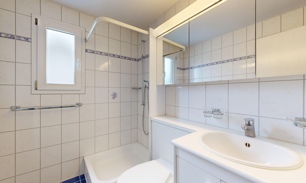 bad mit schminktisch, spiegel, komplettes badezimmer, dusche, und tile wall