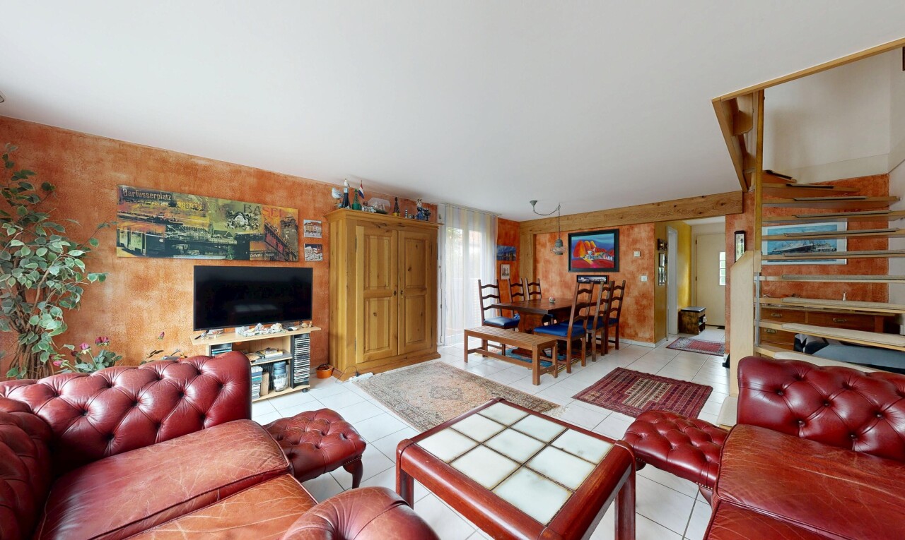 wohn- / esszimmer mit inside property, fernseher, fliesenboden, und tile floor