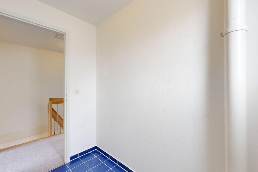 leerer raum mit inside property, gipskartonwand, drywall, dark floor, und sockelleisten