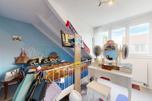 zimmer / schlafzimmer mit gipskartonwand, drywall, inside property, natürliches licht, und natural light