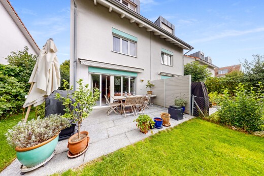 außenansicht mit stuckverkleidung, property visible, day time, rasen, und terrasse