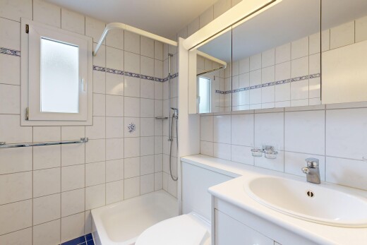 bad mit schminktisch, spiegel, komplettes badezimmer, dusche, und tile wall