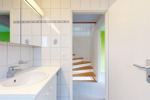 bad mit spiegel, waschbecken, schminktisch, tile wall, und fliesenwand