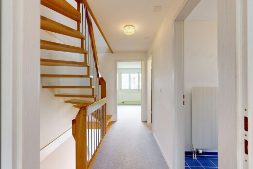halle / korridor mit drywall, gipskartonwand, inside property, kühler, und natural light