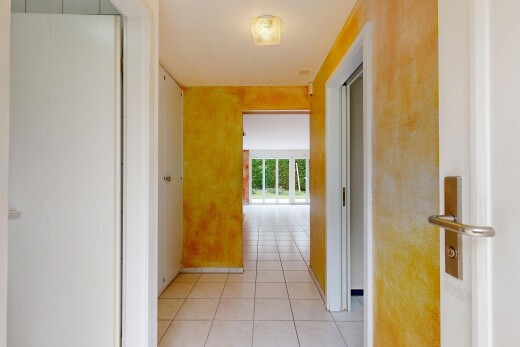 halle / korridor mit light floor, inside property, fliesenboden, tile floor, und natürliches licht