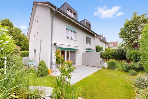 façade avec toit mansardé, clôture, property visible, bardage en stuc, et terrasse