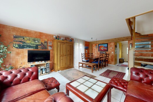 wohn- / esszimmer mit inside property, fernseher, fliesenboden, und tile floor