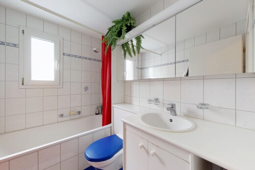 bad mit tile tub, kombiniertes bad / dusche, inside property, spiegel, und komplettes badezimmer