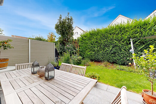 terrasse mit from property, day time, deck, rasen, und essbereich im freien
