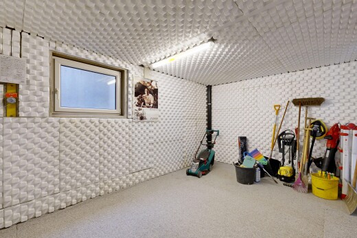 fitnessstudio mit inside property, natural light, und natürliches licht