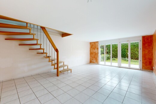 leerer raum mit drywall, gipskartonwand, treppen, light floor, und natural light