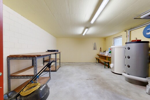 innenraum mit betonboden, concrete floor, wasserkocher, inside property, und unfinished concrete floor