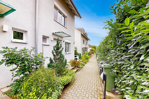 außenansicht mit property visible, stuckverkleidung, und day time