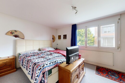 zimmer / schlafzimmer mit inside property, gipskartonwand, drywall, natürliches licht, und natural light