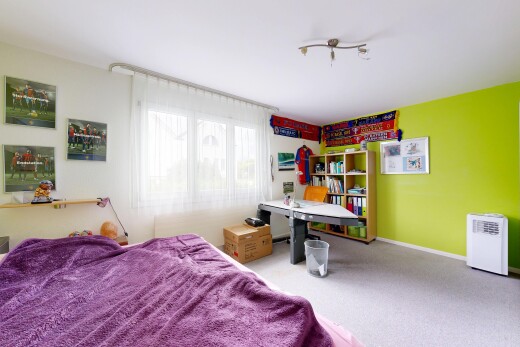 zimmer / schlafzimmer mit natürliches licht, natural light, gipskartonwand, drywall, und inside property