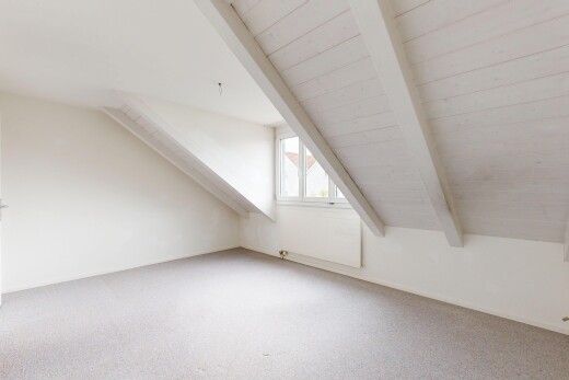 leerer raum mit dachschräge, vaulted ceiling, balkendecke, beamed ceiling, und gipskartonwand