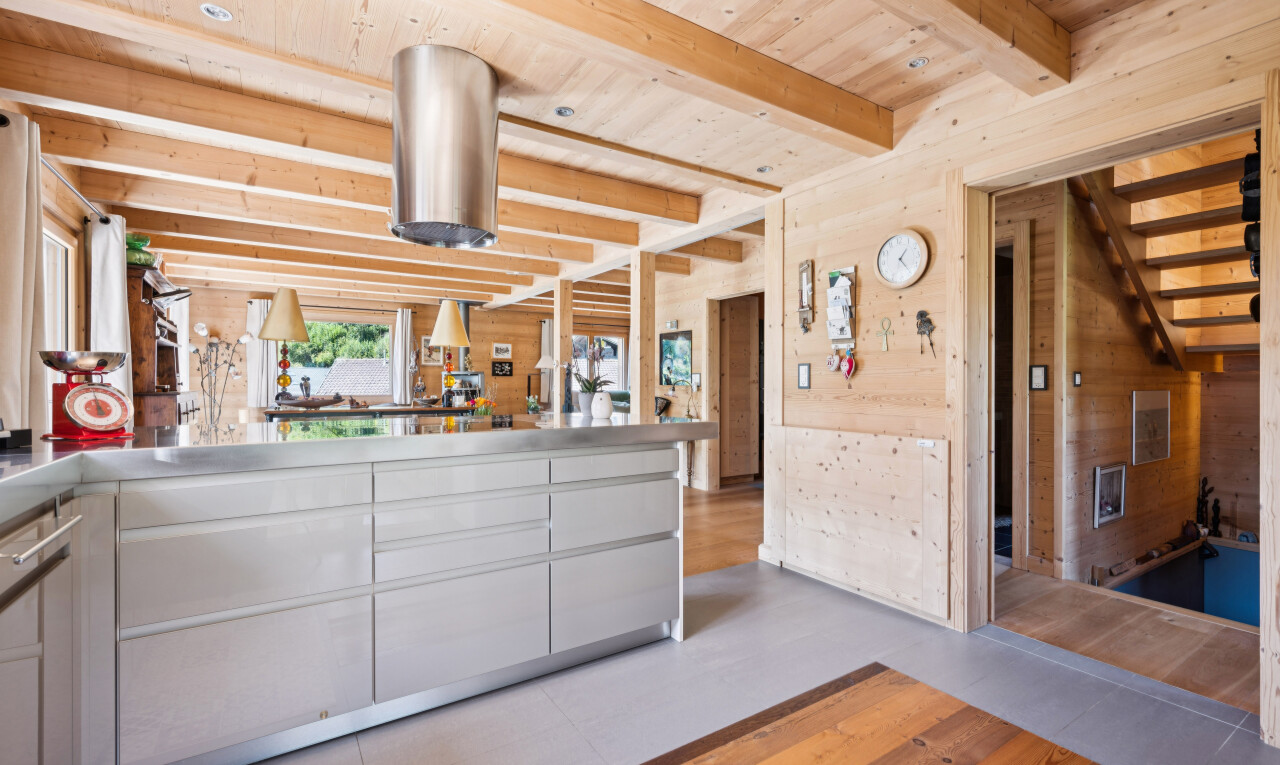 cuisine avec plafond à poutres, beamed ceiling, escaliers, plafond en bois, et wood ceiling