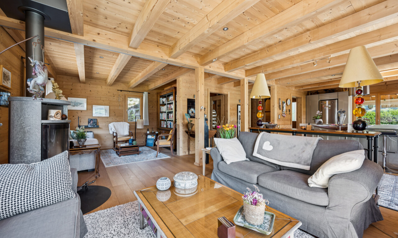 salon avec beamed ceiling, plafond à poutres, wood finish floor, sol en finition bois, et wood ceiling