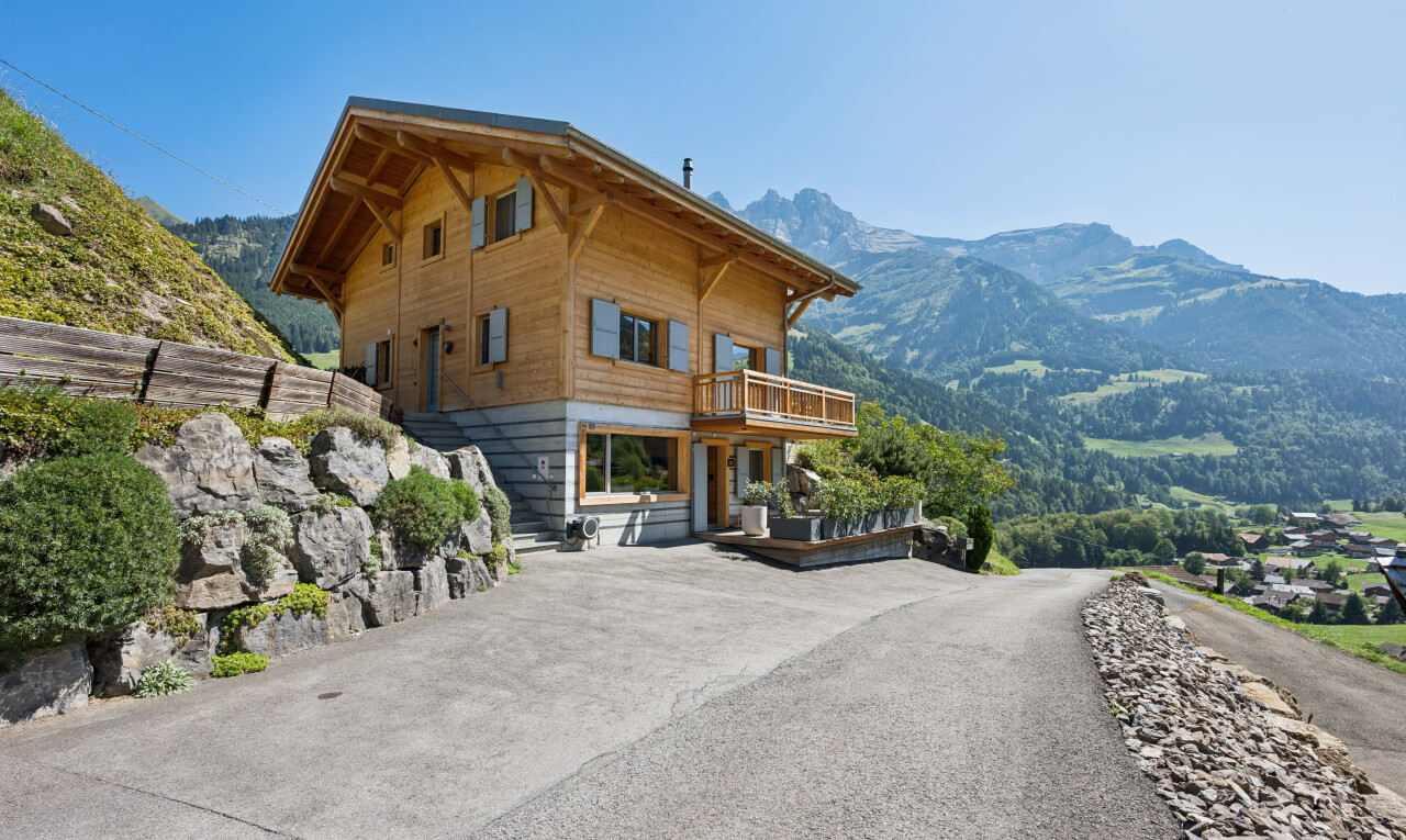 outdoor house featuring a mountain view