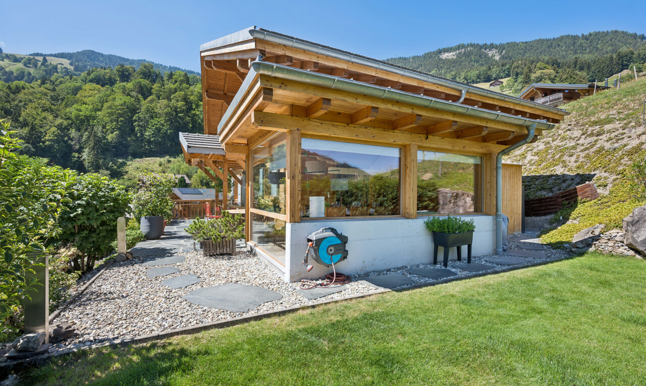 façade avec pelouse, day time, mountain view, et vue sur la montagne