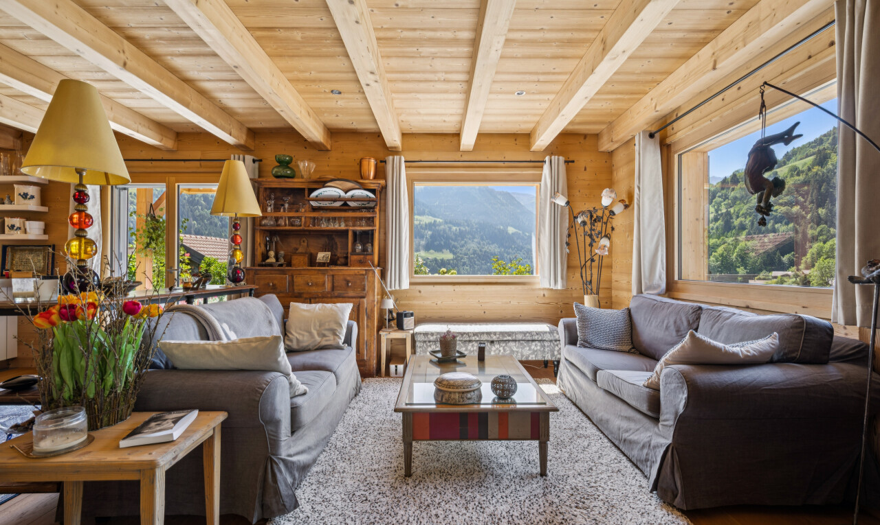 salon avec beamed ceiling, plafond à poutres, wood ceiling, plafond en bois, et mountain view