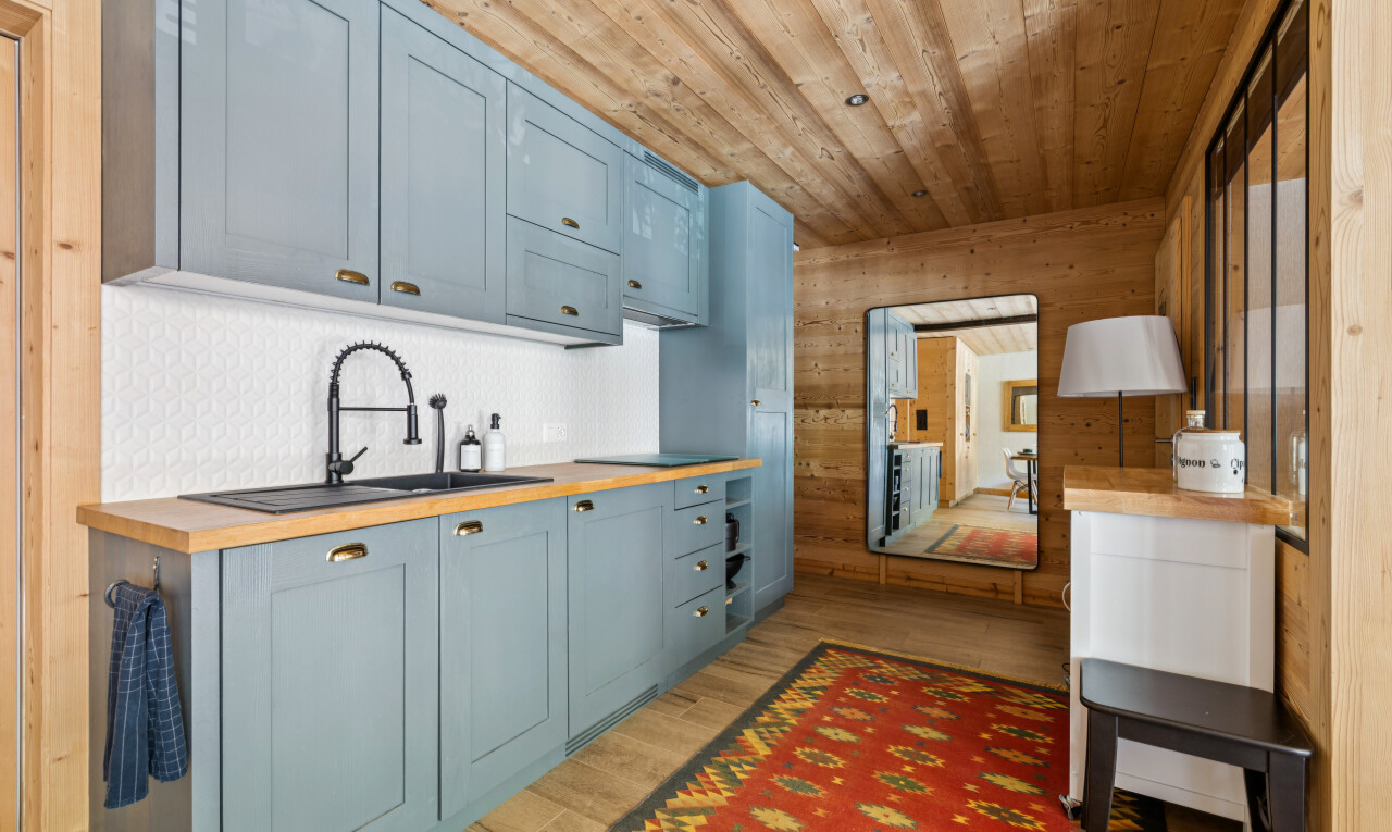 cuisine avec shaker cabinets, armoires de style shaker, plafond en bois, wood ceiling, et butcher block countertops
