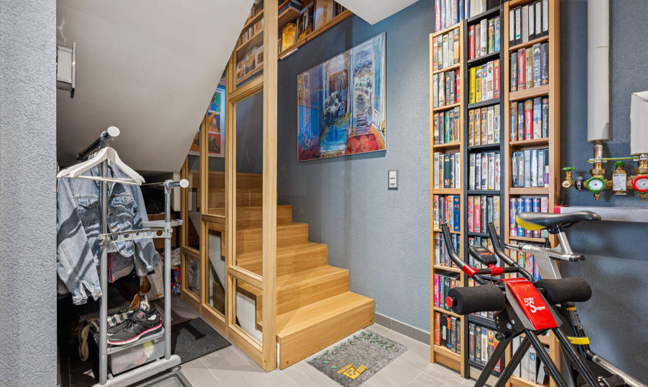escaliers avec wood finish stairs, inside property, baseboards wall, et plinthes murales