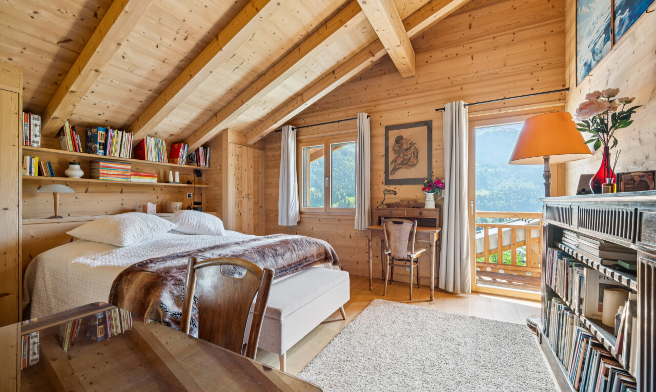 chambre avec plafond voûté, vaulted ceiling, plafond à poutres, beamed ceiling, et dated wood wall